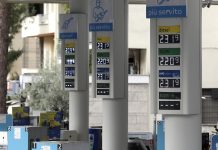 Carburanti, prezzi ancora elevati: benzina sopra i 2 euro, diesel vicino a 2,30 in autostrada