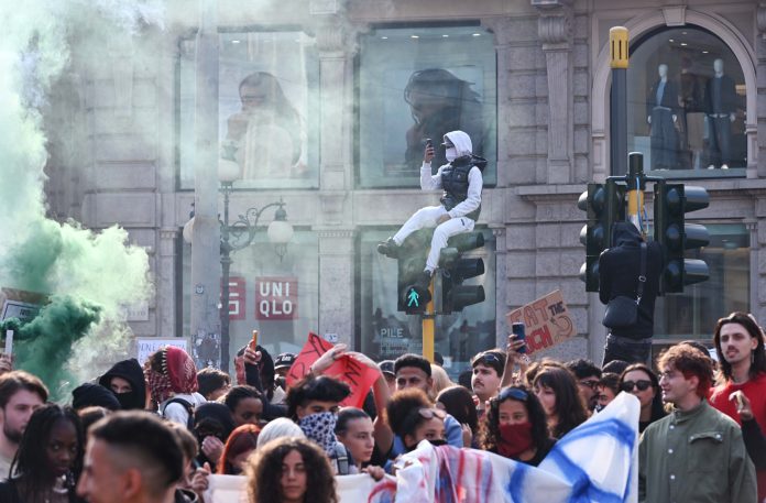 MANIFESTAZIONE MOVIMENTO ITALIA IN PIAZZA MILANO